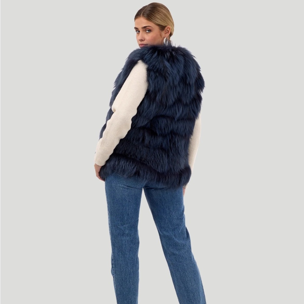 Women’s Faux Fur Vest- Stylish and Cozy - Picture 8 of 8